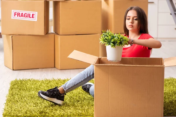 Jovem bela mulher se movendo para novo apartamento — Fotografia de Stock