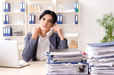 Orta yaşlı businesslady aşırı çalışma ile mutsuz 