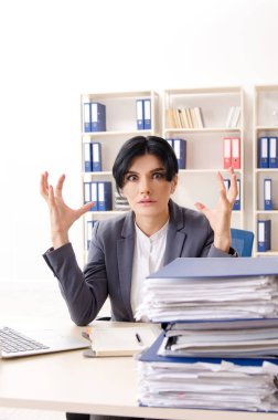 Orta yaşlı businesslady aşırı çalışma ile mutsuz 