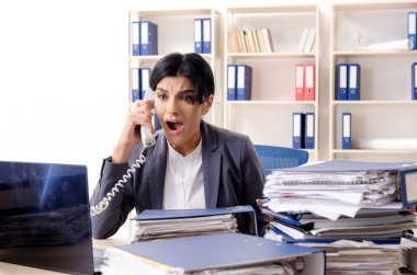 Orta yaşlı businesslady aşırı çalışma ile mutsuz 