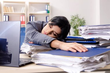 Orta yaşlı businesslady aşırı çalışma ile mutsuz 