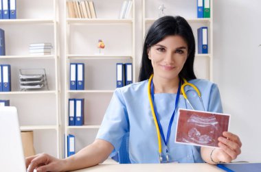 Klinikte çalışan kadın doktor jinekolog