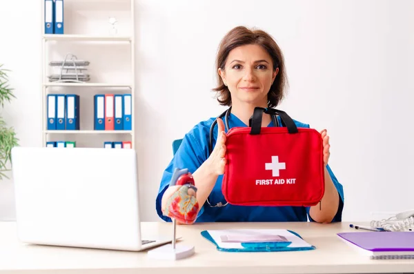 Médica cardiologista trabalhando no hospital — Fotografia de Stock