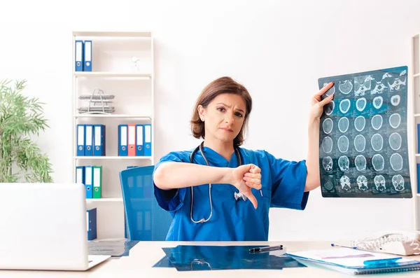 Medico Radiologo Donna Che Lavora Presso Clinica — Foto Stock