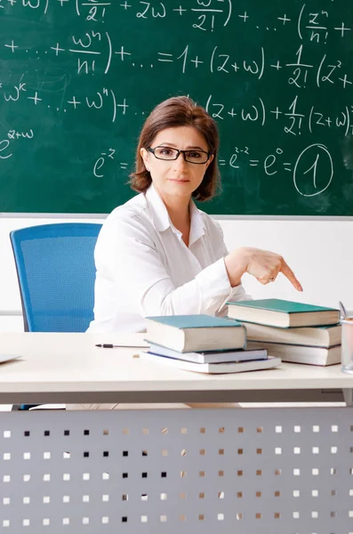 Nauczyciel matematyki kobiet przed chalkboard — Zdjęcie stockowe