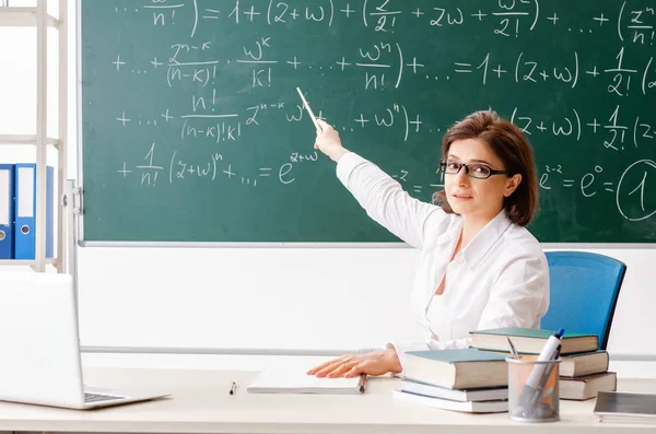 Учительница математики перед доской — стоковое фото