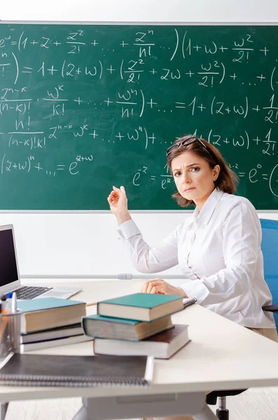 Profesora de matemáticas delante de la pizarra —  Fotos de Stock