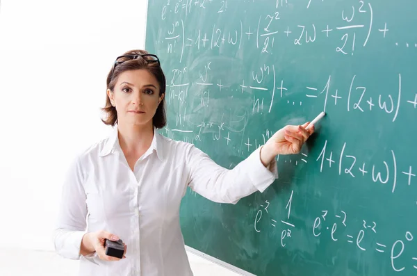 Mathelehrerin vor der Tafel — Stockfoto