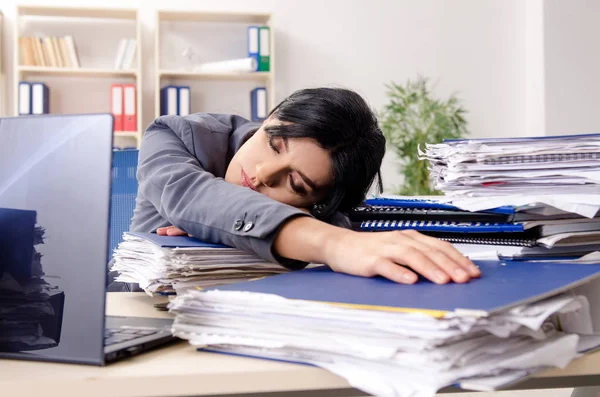 Donna d'affari di mezza età infelice con il lavoro eccessivo — Foto Stock