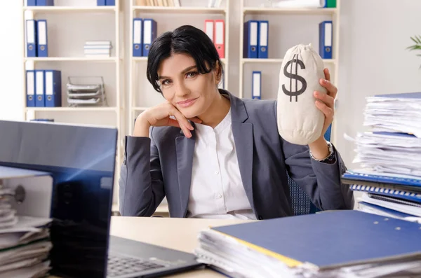 Donna d'affari di mezza età infelice con il lavoro eccessivo — Foto Stock