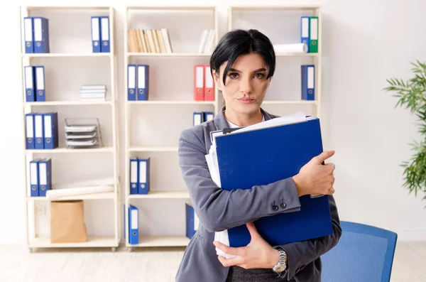 Middelste leeftijd businesslady ongelukkig met buitensporige werk — Stockfoto