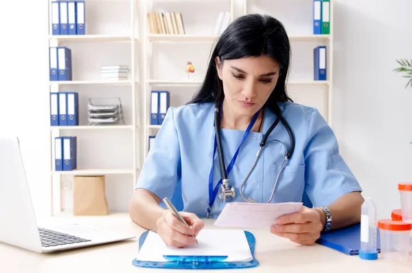 Medico cardiologo femminile che lavora in clinica — Foto Stock