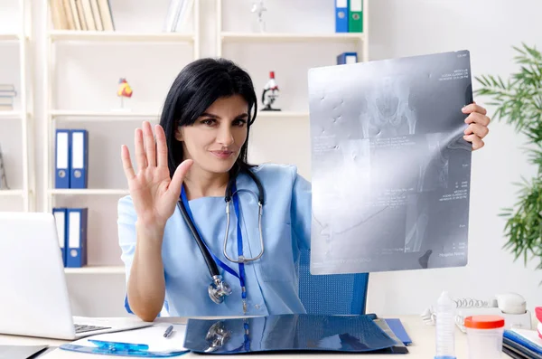 Radióloga doctora que trabaja en la clínica — Foto de Stock