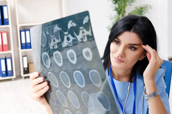 Médica radiologista trabalhando na clínica — Fotografia de Stock