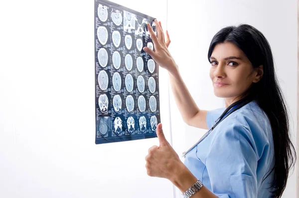 Kobieta lekarz radiolog pracę w klinice — Zdjęcie stockowe