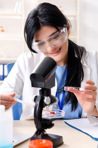 Kobiece chemik pracuje w laboratorium — Zdjęcie stockowe