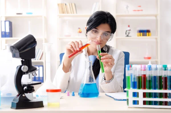 Chimiste féminine travaillant au laboratoire — Photo