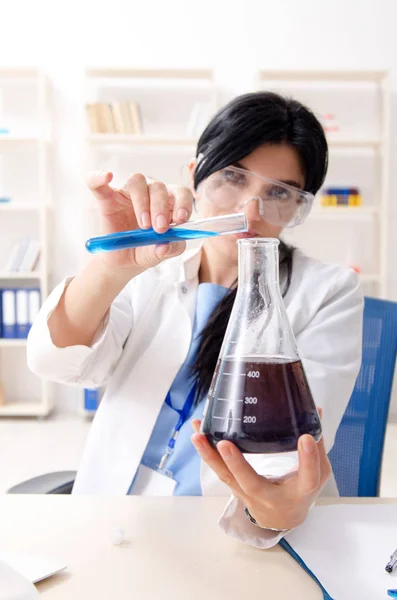 Chimica femminile che lavora al laboratorio — Foto Stock