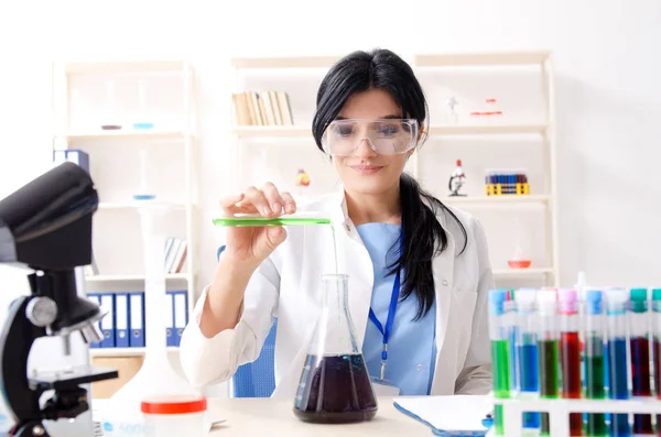 Vrouwelijke chemicus werken in het lab — Stockfoto