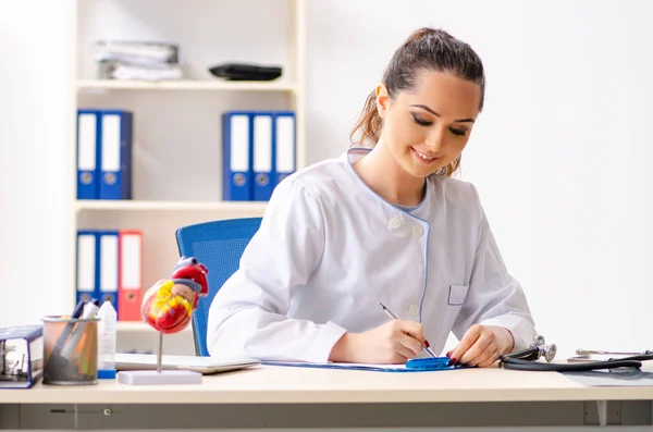 Jonge vrouwelijke arts cardioloog zitten in het ziekenhuis — Stockfoto