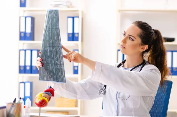 Jonge vrouwelijke arts radioloog zitten bij de kliniek — Stockfoto