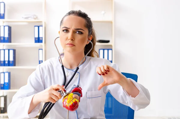 Unga Kvinnliga Läkare Kardiolog Sitter Sjukhuset — Stockfoto