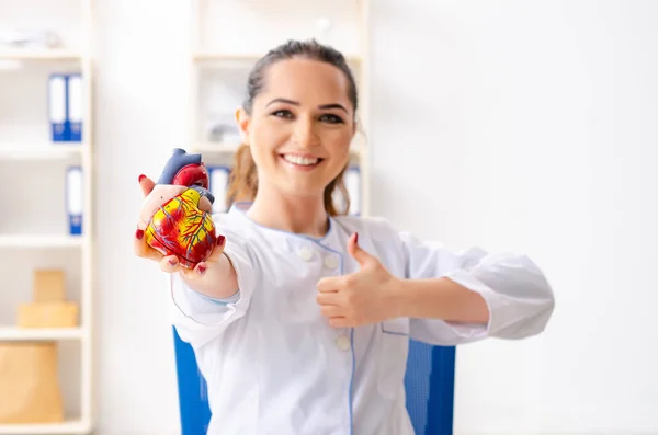 Junge Ärztin Kardiologin sitzt im Krankenhaus — Stockfoto