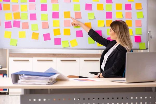 Unga vackra businesslady i motstridiga prioriteringar koncept — Stockfoto