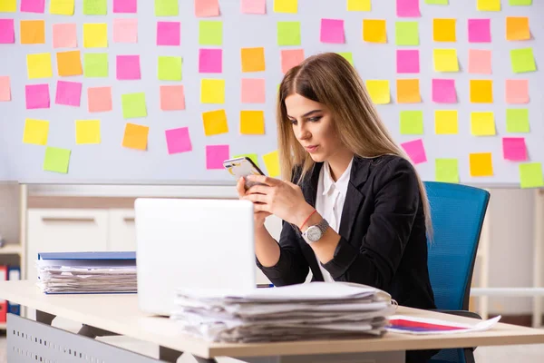 Joven hermosa empresaria en conflicto concepto de prioridades — Foto de Stock