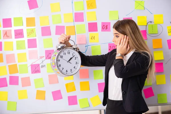 Joven Hermosa Empresaria Conflicto Concepto Prioridades — Foto de Stock