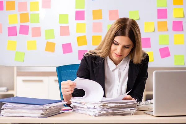 Joven hermosa empresaria en conflicto concepto de prioridades — Foto de Stock