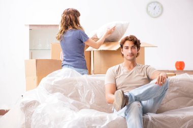 Genç çift yeni daire için hareketli