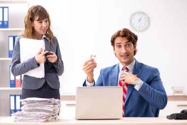 Sağır çalışan patronuna söz işitme cihazı kullanma