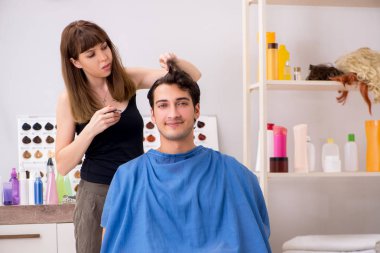 Genç çekici adam bayan berberi ziyaret ediyor. 