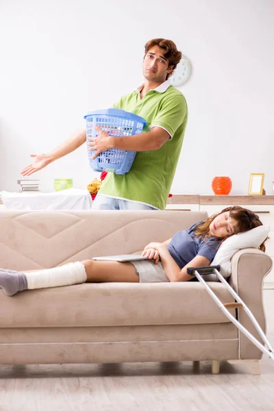 Manželovi pomoci noze zraněná žena v domácnosti — Stock fotografie