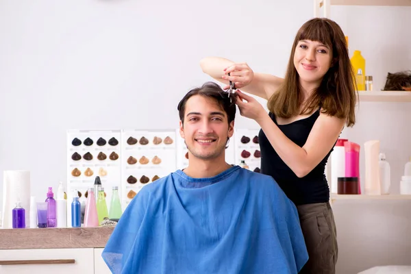 Young Attracrive Man Visiting Female Barber — Stock Photo, Image