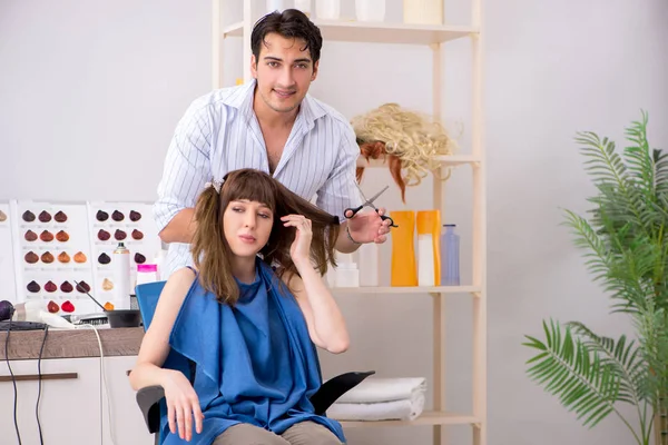 Young woman visiting young handsome barber — Stock Photo, Image