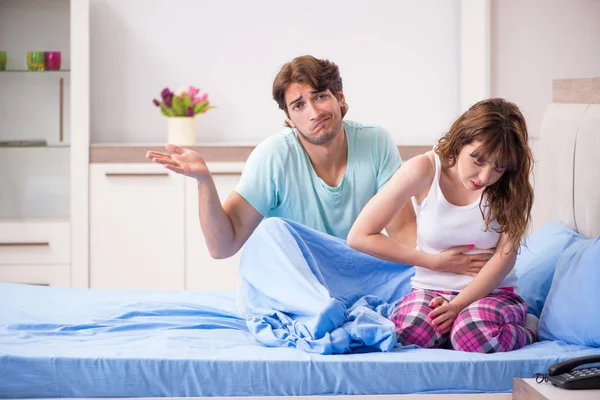 Doente jovem com marido no quarto — Fotografia de Stock