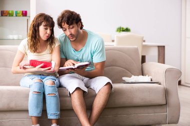 Genç aile yaralanma sonra yardım