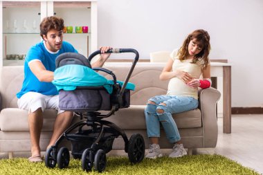 Yeni bir bebek bekleyen genç ebeveynler.