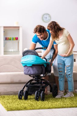 Yeni bir bebek bekleyen genç ebeveynler.