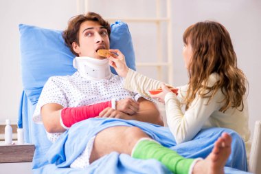 Hastanede yaralı kocayla ilgilenen sevgili bir eş. 