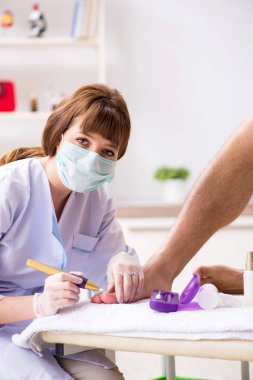 İşlem sırasında ayak tedavi uzmanı