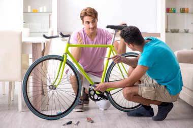 Kırık bisikletini tamir eden adam.