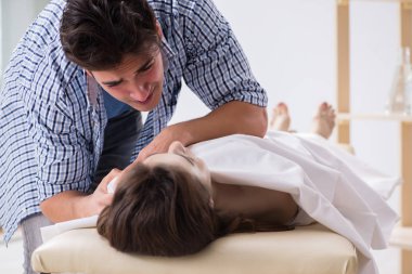 Ölen karısının yasını tutan adam.