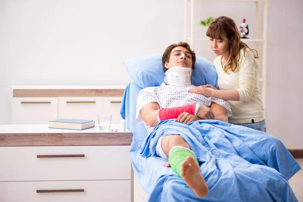 Hastanede yaralı kocayla ilgilenen sevgili bir eş. 