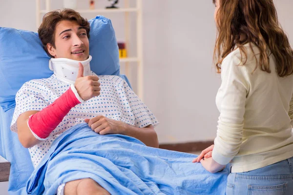 Hastanede yaralı kocayla ilgilenen sevgili bir eş. 