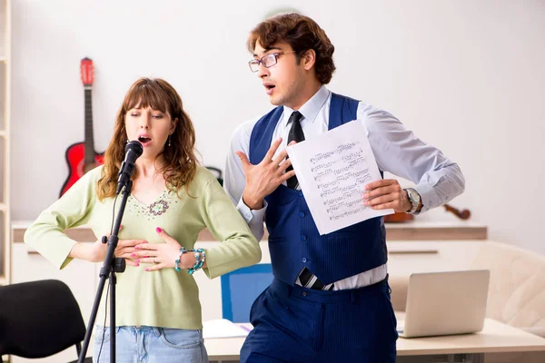 Giovane donna durante la lezione di musica con insegnante di sesso maschile — Foto Stock