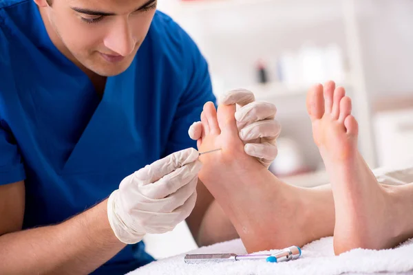 Podólogo tratando los pies durante el procedimiento — Foto de Stock