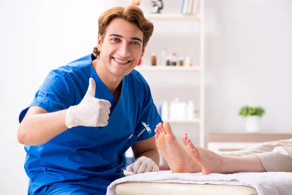 İşlem sırasında ayak tedavi uzmanı — Stok fotoğraf